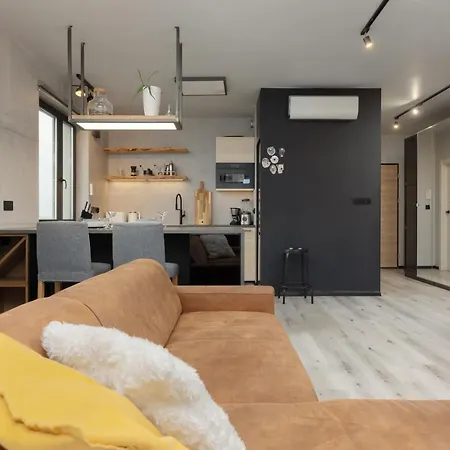 Industrial Pet-friendly With Movie Projector By Renters Warschau