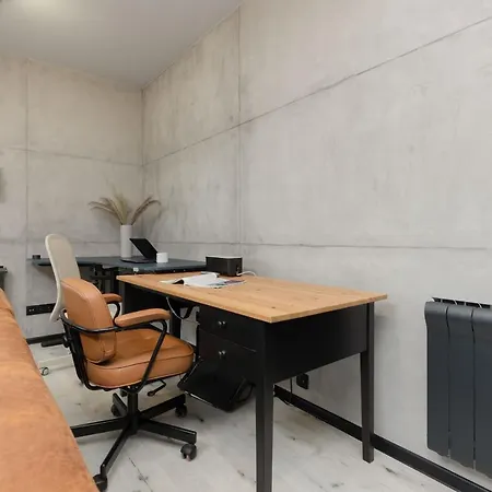 Industrial Pet-friendly With Movie Projector By Renters * Varsovie